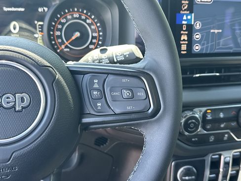 Used 2025 Jeep Wrangler Unlimited Rubicon AWD/4WD image 29