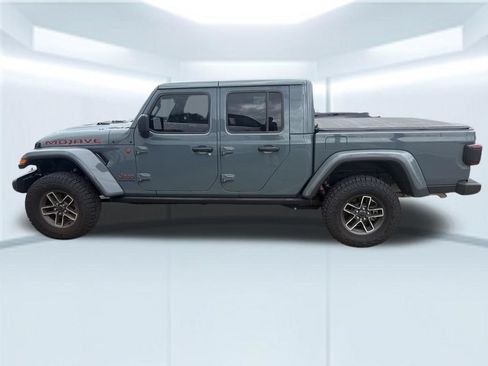 Used 2025 Jeep Gladiator Mojave w/ Convenience Group AWD/4WD image 11