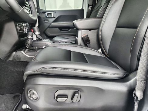 New 2025 Jeep Gladiator Sport image 12