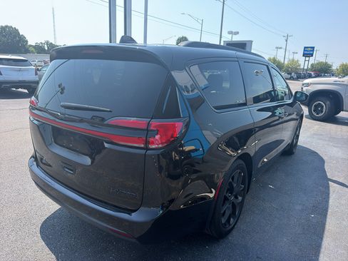 Used 2025 Chrysler Pacifica Limited FWD image 4