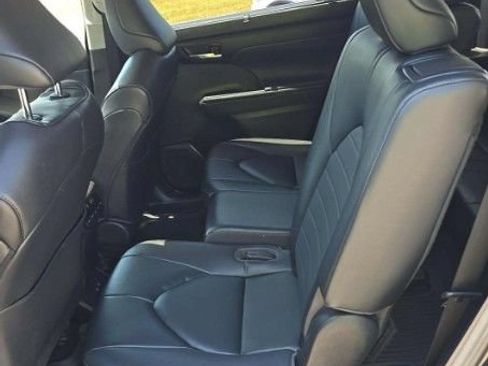 Used 2023 Toyota Highlander XLE AWD/4WD image 8