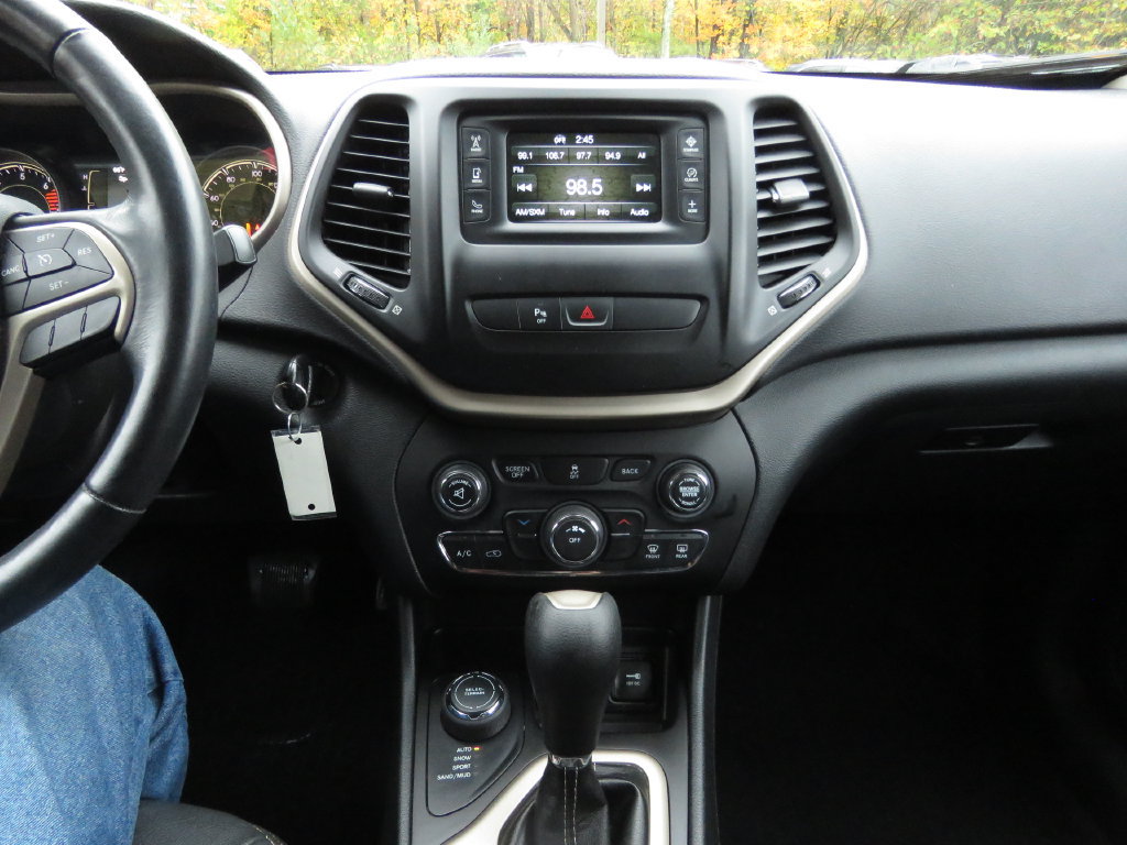 Used 2016 Jeep Cherokee Latitude w/ Safety/Convenience Group AWD/4WD image 25