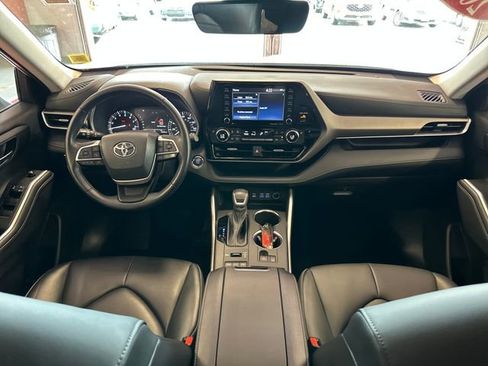 Used 2022 Toyota Highlander XLE AWD/4WD image 12