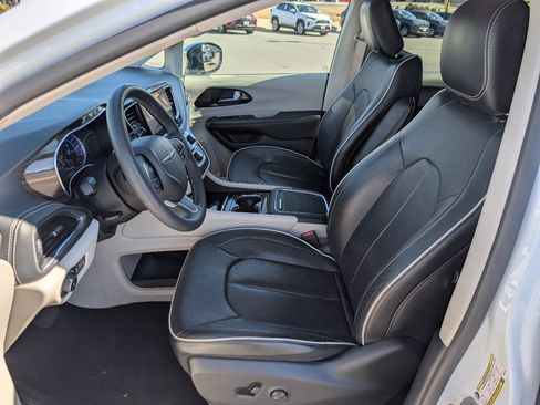 Used 2023 Chrysler Pacifica Limited image 2