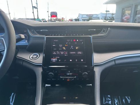 Used 2023 Jeep Grand Cherokee L Laredo image 19