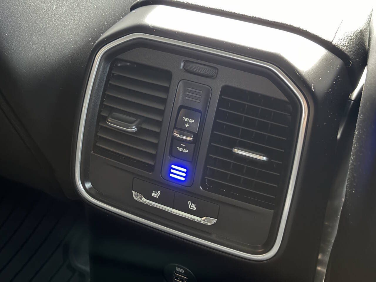 Used 2018 Porsche Macan AWD/4WD image 19