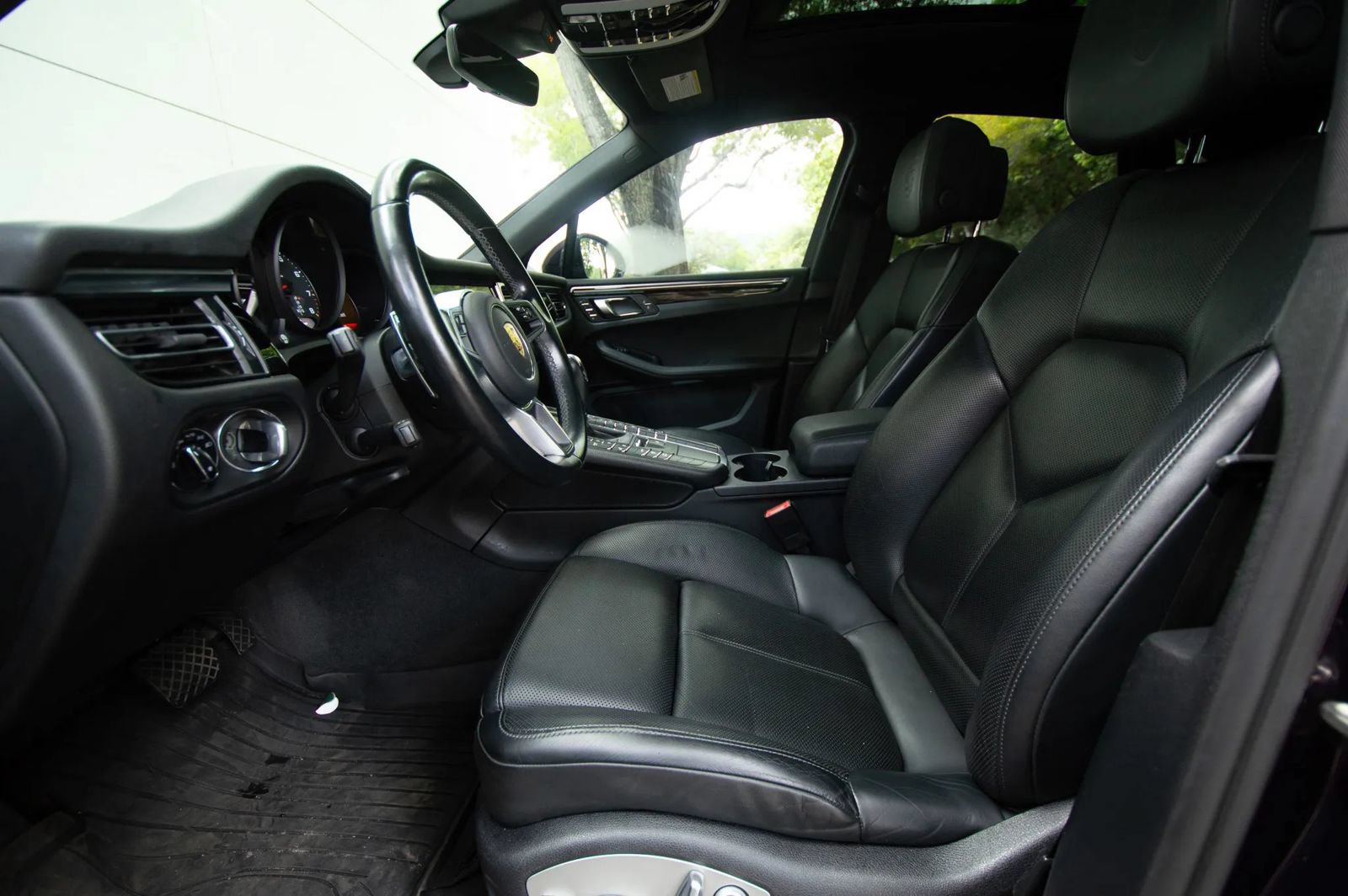 Used 2021 Porsche Macan w/ Premium Package Plus AWD/4WD image 37