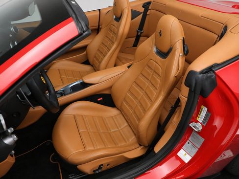 Used 2019 Ferrari Portofino RWD image 12