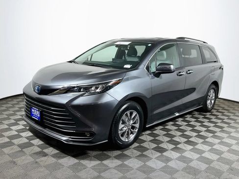 Certified 2025 Toyota Sienna XLE FWD image 3