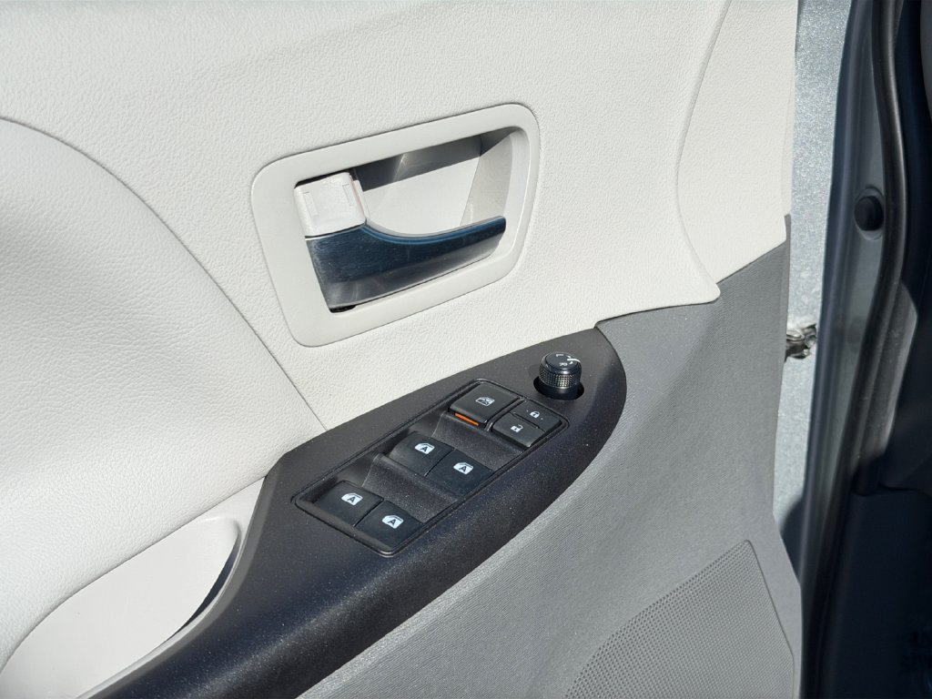 Used 2020 Toyota Sienna LE FWD image 16