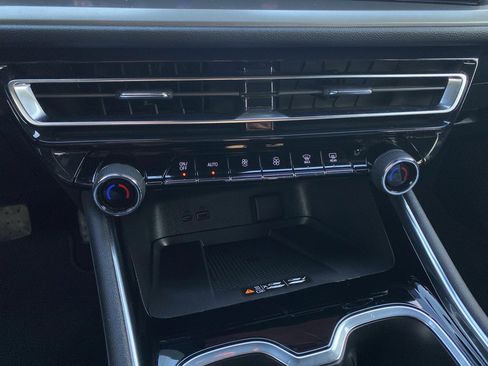 Used 2025 Chevrolet Traverse LT image 33