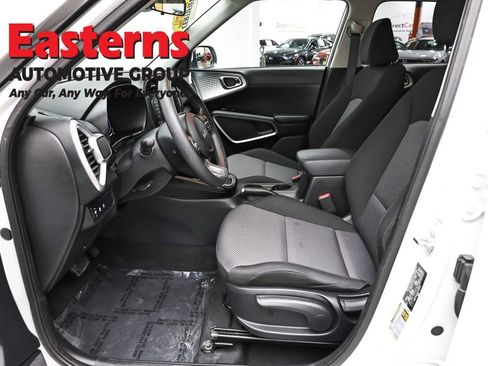 Used 2025 Kia Soul LX w/ LX Technology Package FWD image 14