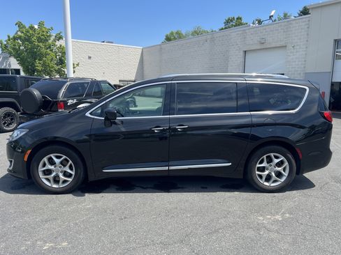 Used 2018 Chrysler Pacifica Touring-L Plus w/ Tire & Wheel Group FWD image 2