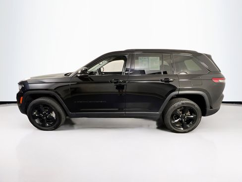 Used 2023 Jeep Grand Cherokee Limited w/ Black Appearance Package image 8