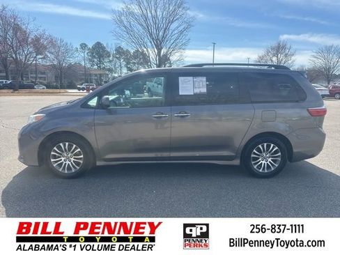 Used 2020 Toyota Sienna XLE image 2