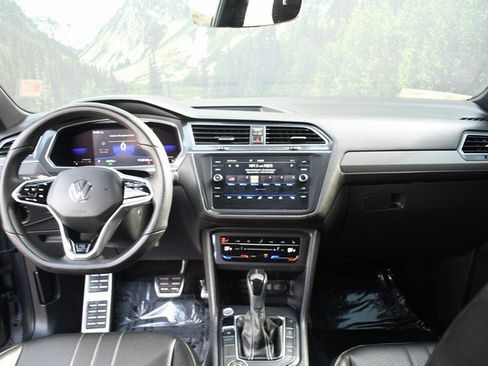Used 2022 Volkswagen Tiguan SE R-Line image 18