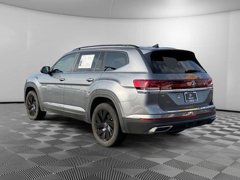 Used 2024 Volkswagen Atlas SE image 3