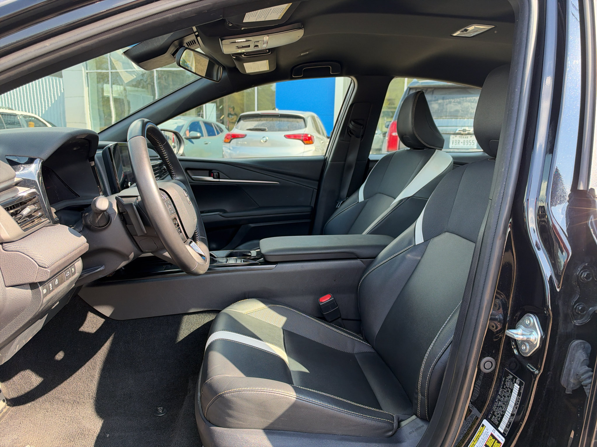 Used 2025 Toyota Camry SE FWD image 5