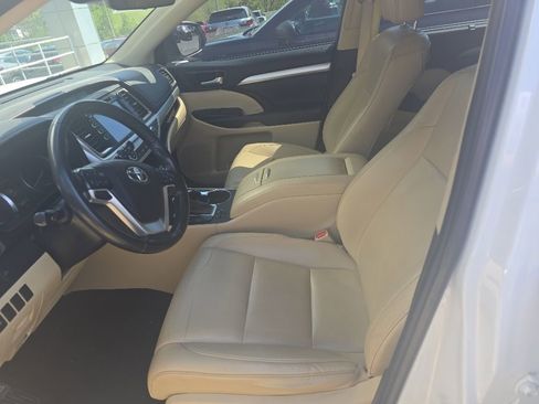 Used 2019 Toyota Highlander XLE AWD/4WD image 32