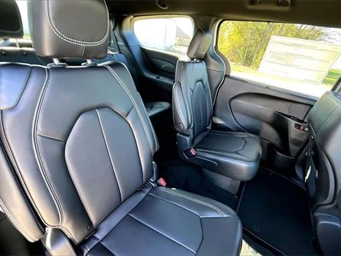 New 2026 Chrysler Pacifica Select image 13
