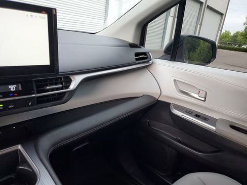 Used 2026 Toyota Sienna XLE FWD image 25