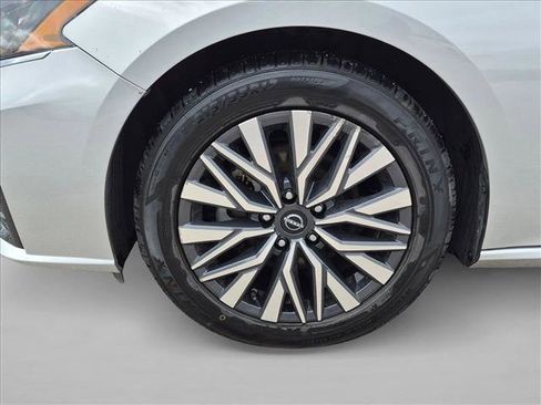 Used 2024 Nissan Altima 2.5 SV FWD image 14