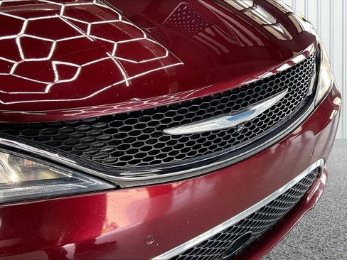 Used 2017 Chrysler Pacifica Limited FWD image 36