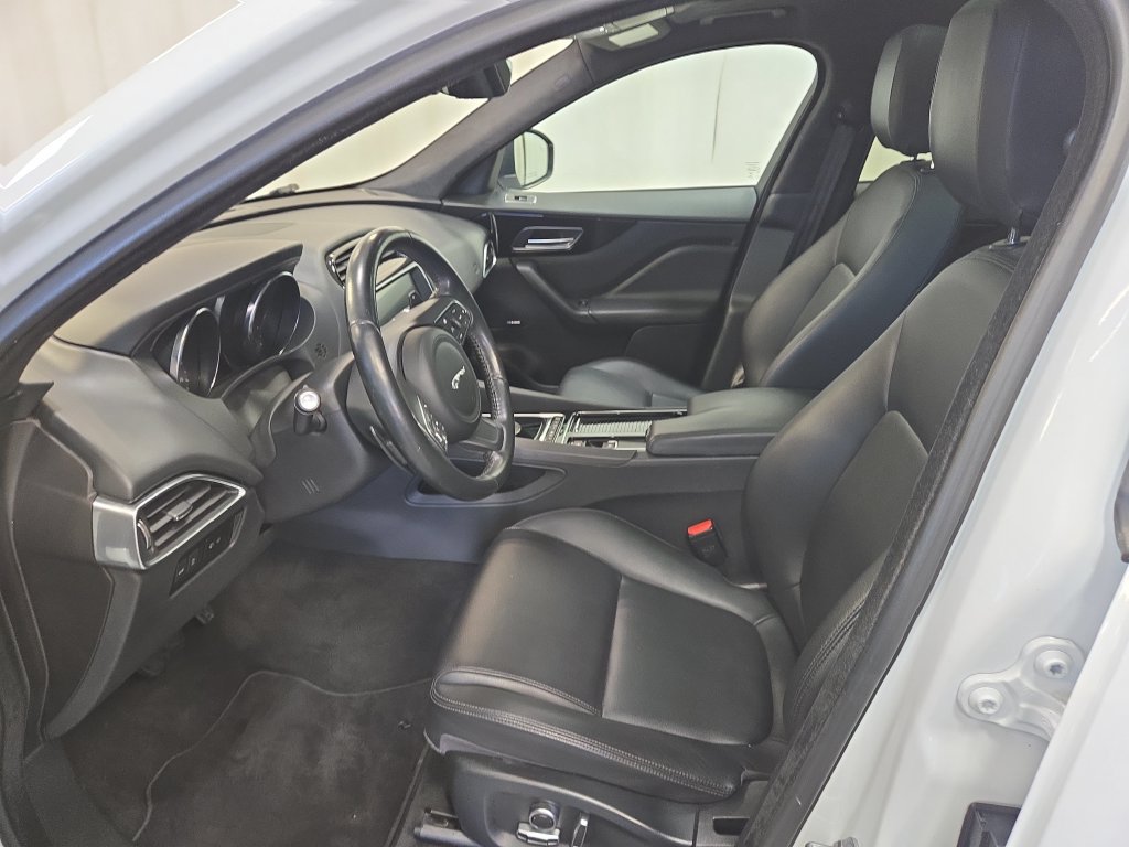 Used 2020 Jaguar F-PACE Premium AWD/4WD image 9