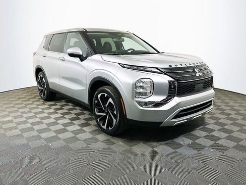 Used 2024 Mitsubishi Outlander SE image 1