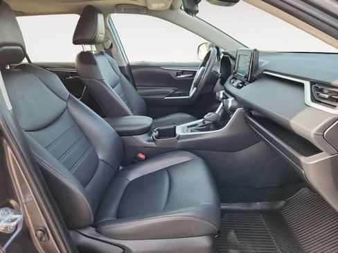 Used 2022 Toyota RAV4 XLE Premium image 7