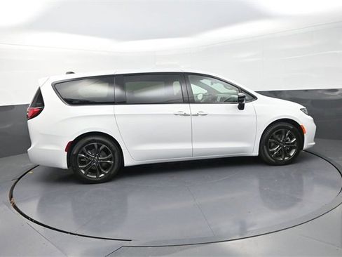 New 2026 Chrysler Pacifica Select image 8