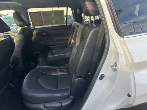 Used 2022 Toyota Highlander XLE image 14