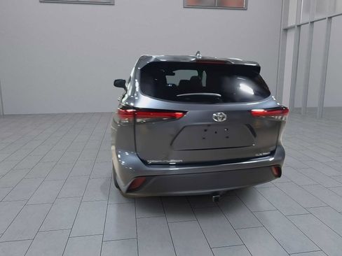Used 2022 Toyota Highlander XLE AWD/4WD image 7