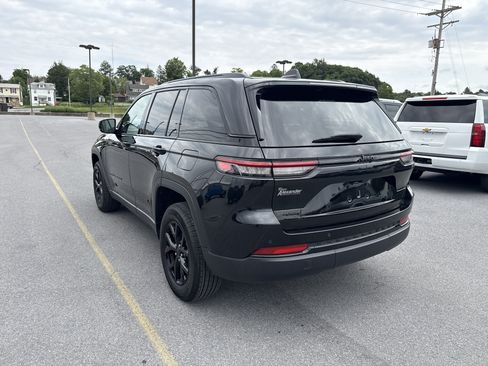 Used 2025 Jeep Grand Cherokee Altitude AWD/4WD image 12