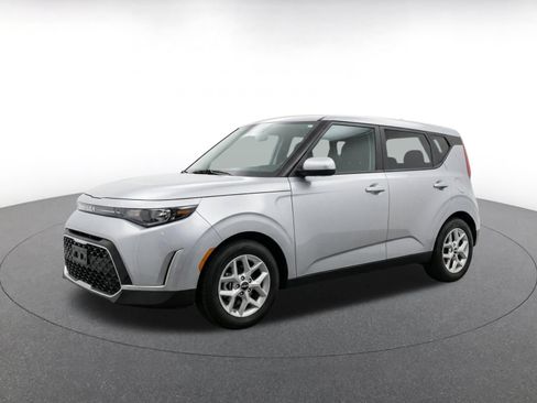 Used 2025 Kia Soul LX w/ LX Technology Package FWD image 3