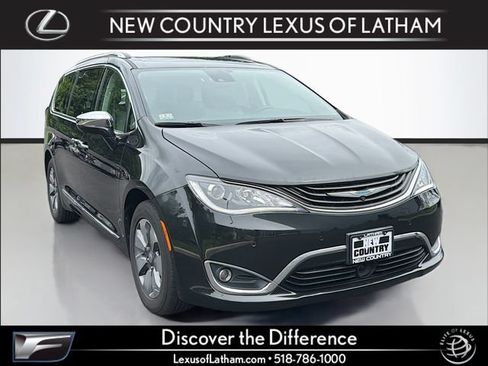 Used 2017 Chrysler Pacifica Platinum FWD image 1