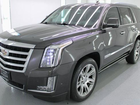 Used 2018 Cadillac Escalade Premium Luxury RWD image 4