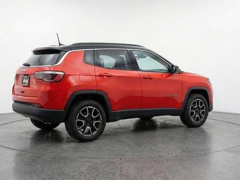 Used 2025 Jeep Compass Trailhawk AWD/4WD image 9
