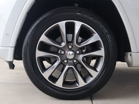 Used 2018 Jeep Grand Cherokee Overland AWD/4WD image 5