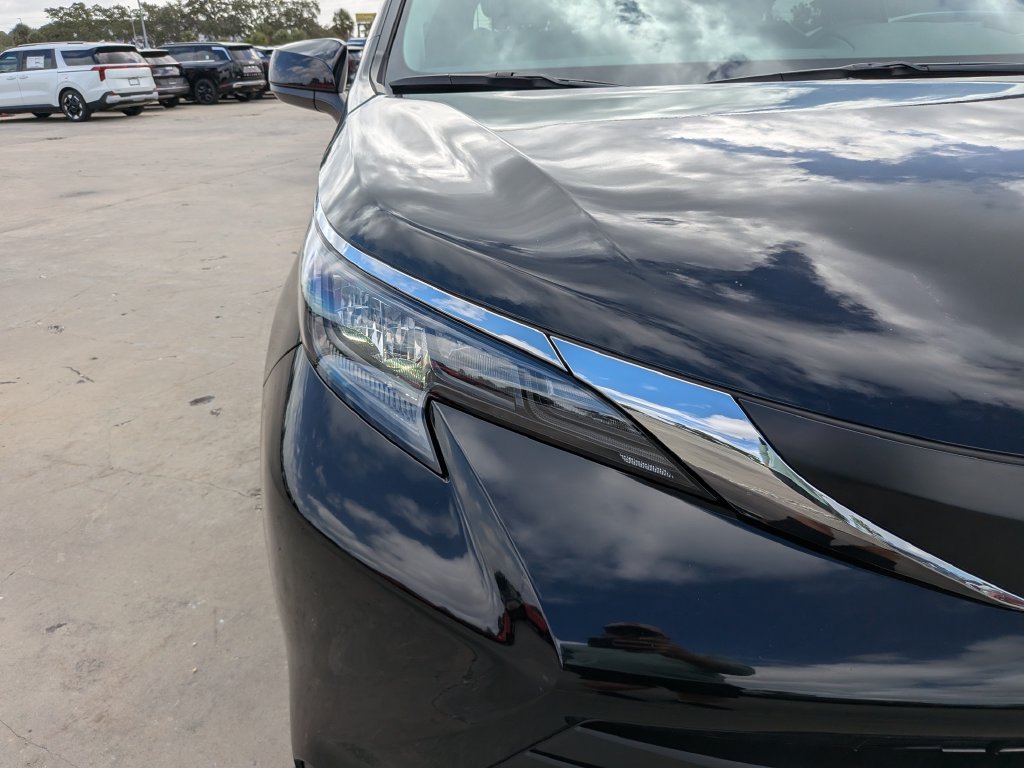 Used 2026 Toyota Sienna XLE FWD image 11