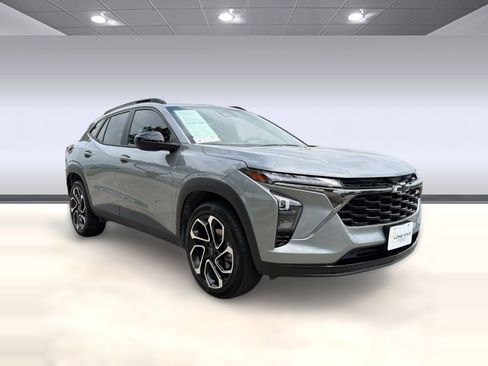 Certified 2025 Chevrolet Trax RS w/ Sunroof Package FWD image 7