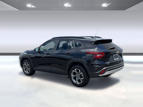 Used 2025 Chevrolet Trax LT FWD image 3
