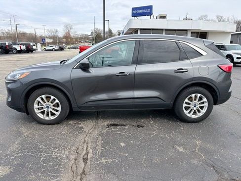 Used 2020 Ford Escape SE image 2
