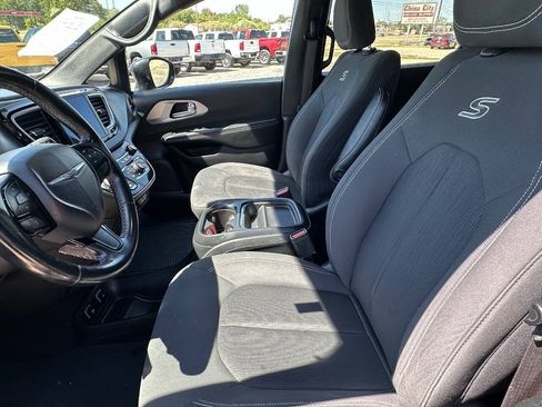 Used 2019 Chrysler Pacifica Touring Plus w/ S Appearance Package FWD image 10