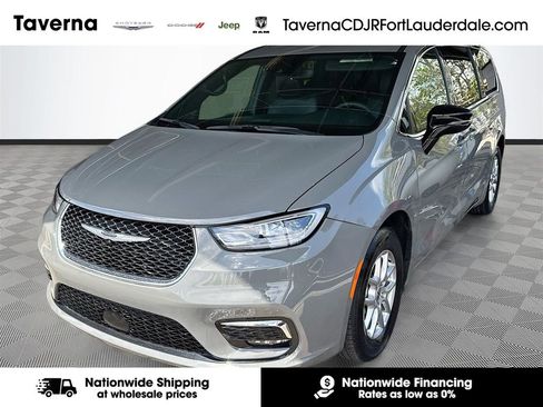 Used 2025 Chrysler Pacifica Select FWD image 1