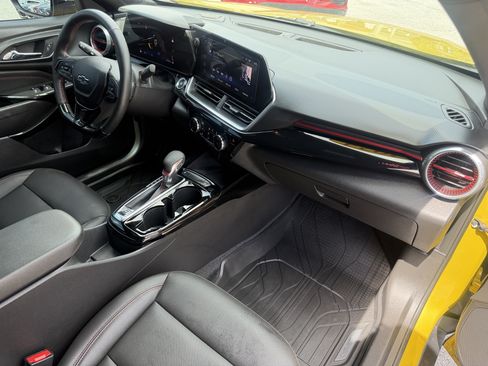 Certified 2024 Chevrolet Trax RS w/ Sunroof Package FWD image 12