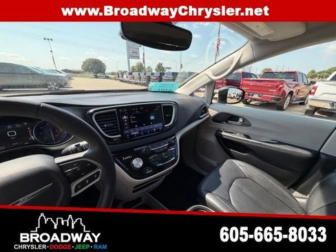 Used 2022 Chrysler Pacifica Touring-L FWD image 19