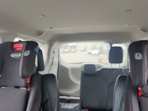 Used 2020 Chrysler Pacifica Touring-L image 19