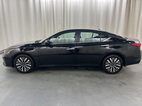Used 2023 Nissan Altima 2.5 SV image 3