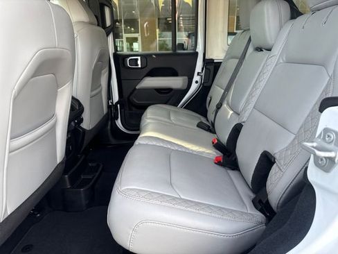 Used 2022 Jeep Wrangler Unlimited Sahara AWD/4WD image 20